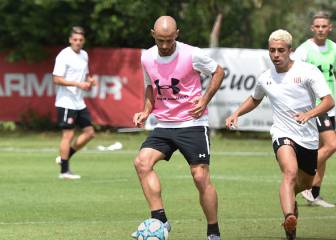 Milito probó el equipo con Mascherano de volante