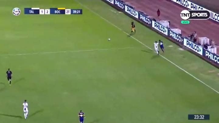 ¿Es Villa el jugador más rápido del mundo? El rival no lo alcanzó ni para hacerle falta