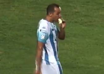 En pleno clásico de Avellaneda, el Chelo Díaz se comió una banana antes de marcar gol