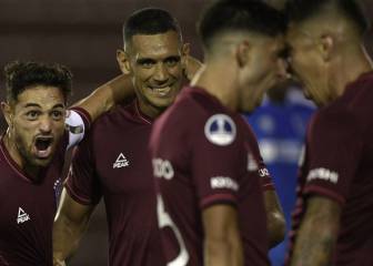 Lanús goleó a Universidad Católica y encaminó la serie