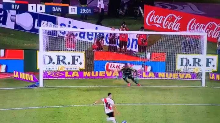 ¡Santos Borré no lo puede creer! River erró los últimos 4 penales que tuvo en la Superliga