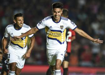Boca goleó y sigue con vida