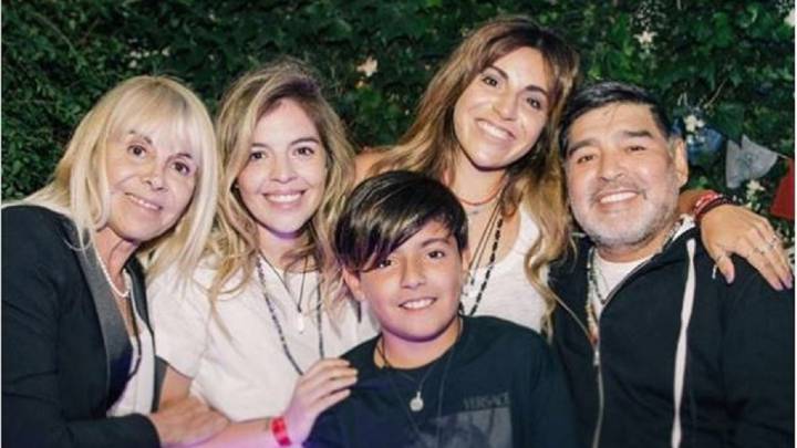 La familia unida: Diego Maradona y Claudia Villafañe compartieron un encuentro