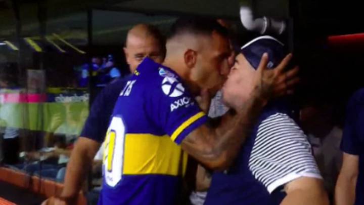 ¡Imagen para la historia! El beso entre Tevez y Maradona