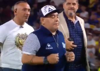 La imagen que está dando la vuelta al mundo: Maradona hizo una polémica 'gallinita'