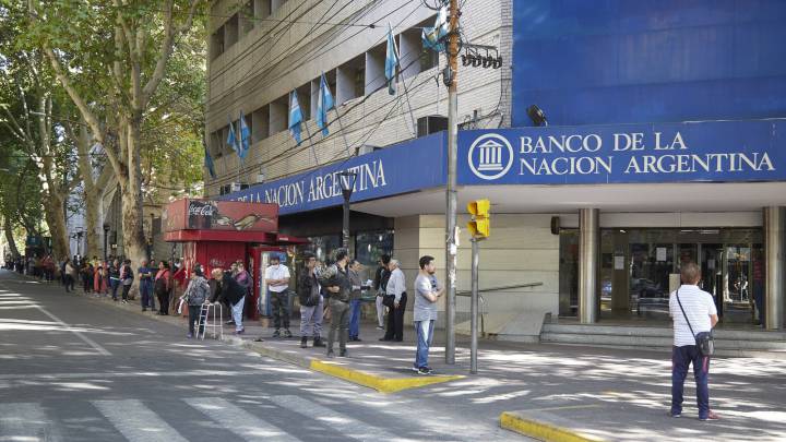 Bono 10.000: quién puede anotarse hasta el viernes para cobrarlo