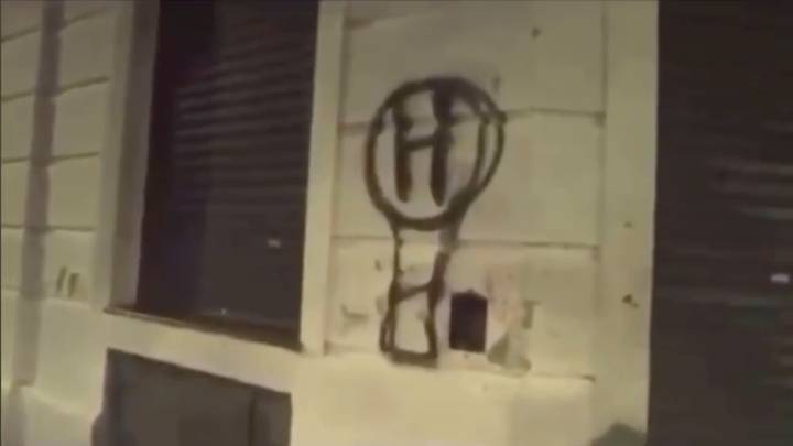 Insólito: un hincha de Huracán violó la cuarentena para pintar el escudo en una pared