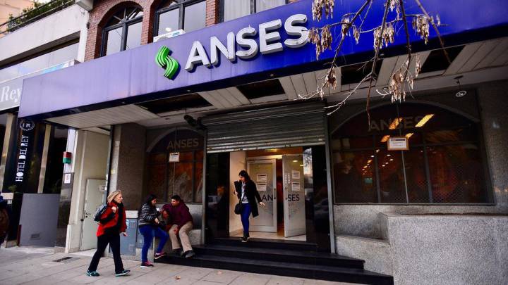 DNU Salario complementario de ANSES: quién se puede beneficiar y cómo es el pago
