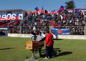 Hinchas de Central Córdova se saltan la cuarentena para despedir al 'Trinche' Carlovich