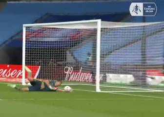 La parada salvadora de Emiliano Martínez para eliminar al City