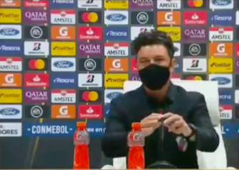 El descuido de Gallardo sobre el barbijo con el 'micro abierto'