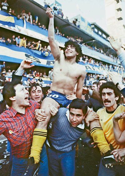 Maradona, aupado en La Bombonera tras conquistar el campeonato liguero de 1981.