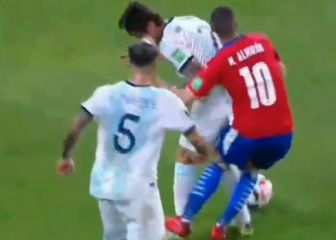 ¡Un penal de infantiles! Martínez Quarta se llevó puesto a Almirón