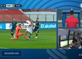 Messi reclama penal a Roldán y el VAR es protagonista