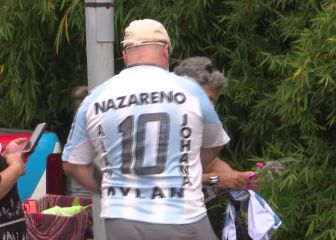 Hinchas argentinos frente a la casa de Maradona: 