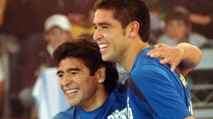 De un '10' a otro '10': la emotiva despedida de Riquelme a Maradona