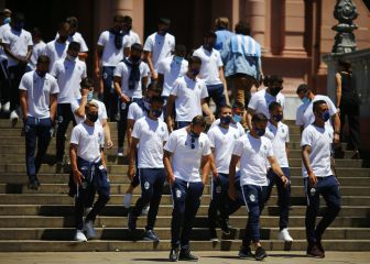 El plantel de Gimnasia, junto a Maradona