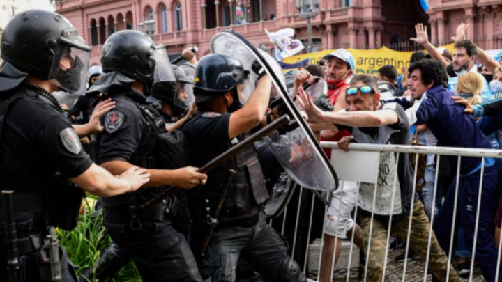 Descontrol en Casa Rosada: disturbios en el velatorio de Maradona