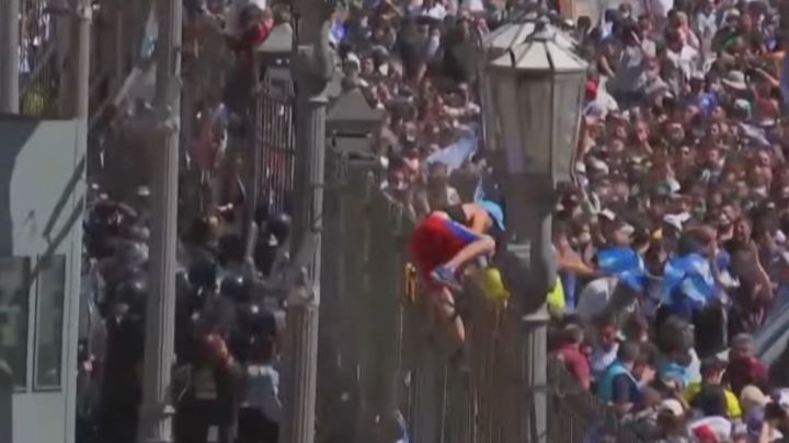 Gases lacrimógenos, gente trepando y mucha angustia: drama en la Casa Rosada