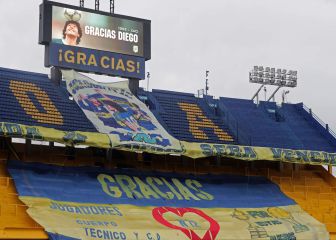 Sentido minuto de aplausos a Maradona en La Bombonera
