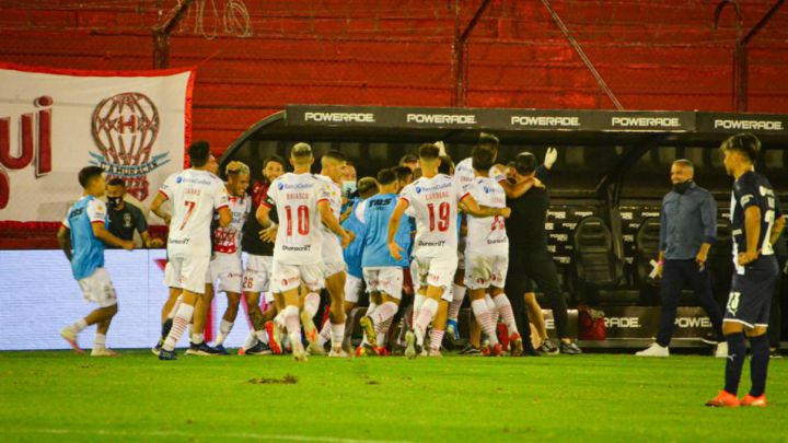 Huracán se lo dio vuelta a Independiente en un partido con errores y goles
