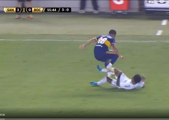 El lateral de Boca fue expulsado después de que hiciera Santos el 3-0. El defensa xeneize se vio lleno de frustración y pisó a un rival tras una entrada.