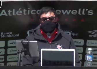 Primer día de Burgos en Newell's... ¡y se le cae el cartel de patrocinadores encima!