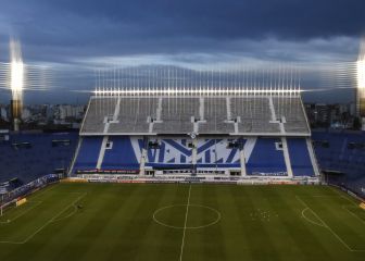 Vélez acaricia los cuartos
