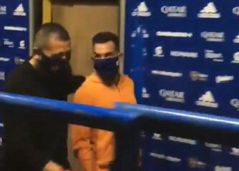 Tevez abandonó la Bombonera abrazado a Riquelme