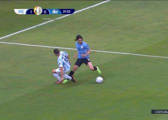 El VAR desestima un posible penal a Cavani