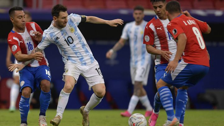 Argentina sigue sin convencer pero clasifica a cuartos