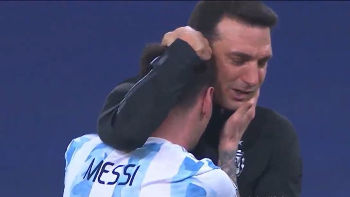 Emotivo abrazo entre Scaloni y Messi al final del partido