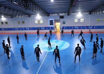 Argentina se entrena en un campo de futsal por las lluvias