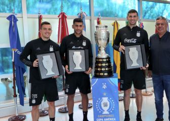 Argentina recibe la plaqueta del campeón
