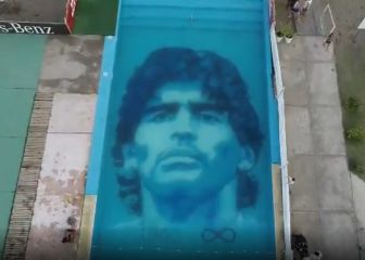 La impresionante imagen de Maradona en una piscina
