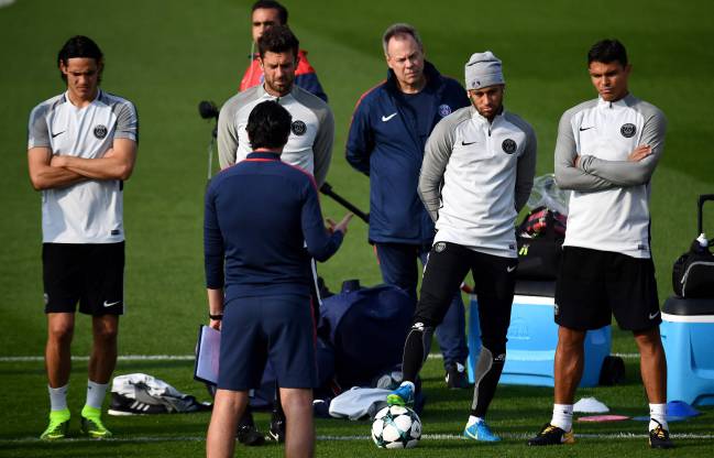 Emery habla con Cavani, Neymar y otros jugadores del PSG