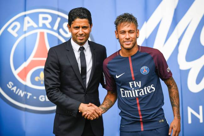 El presidente del PSG Nasser Al-Khelaifi le da un apretn de manos a Neymar.