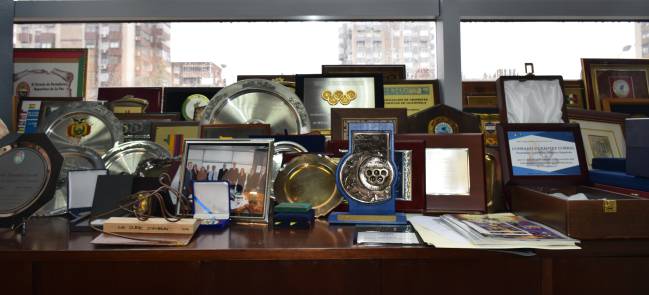 Muestra de algunos de los premios y condecoraciones en el despacho de la Real Academia Olímpica Española.