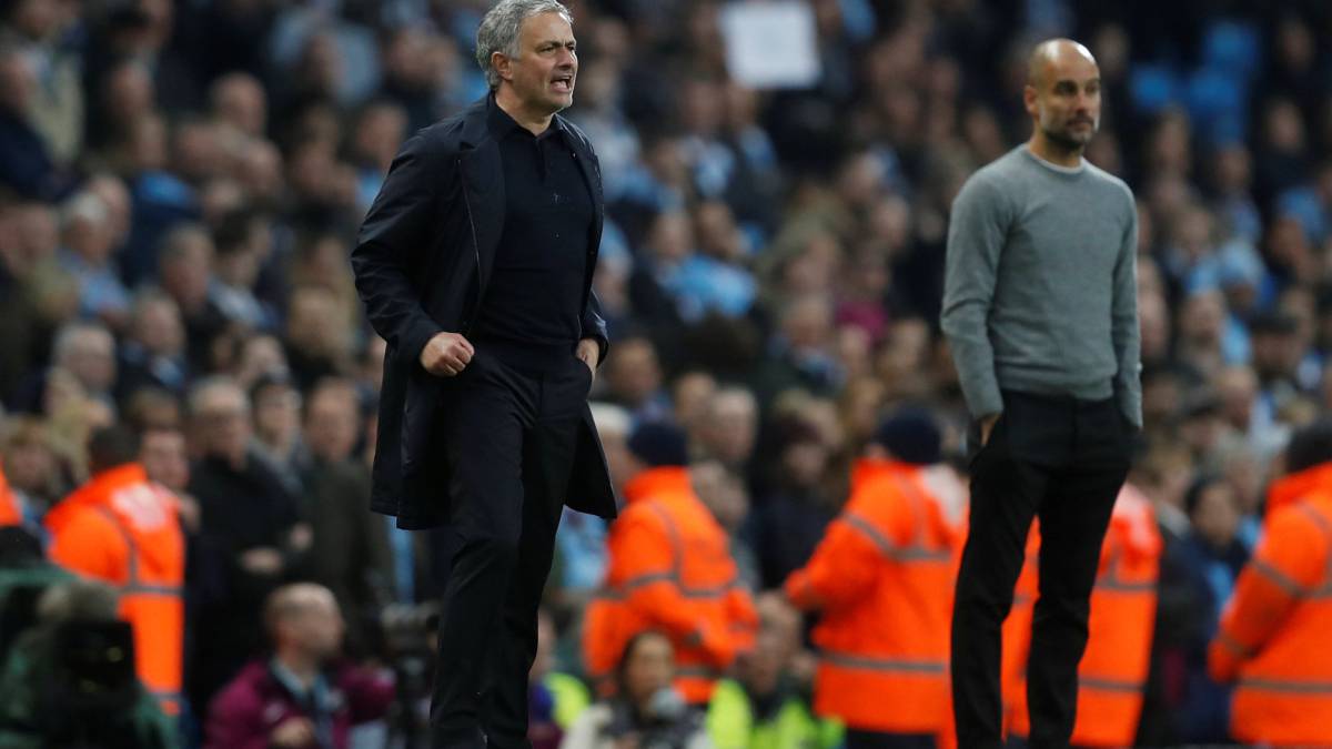 Jose Mourinho y Pep Guardiola dan instrucciones en la banda en el último derbi de Manchester.