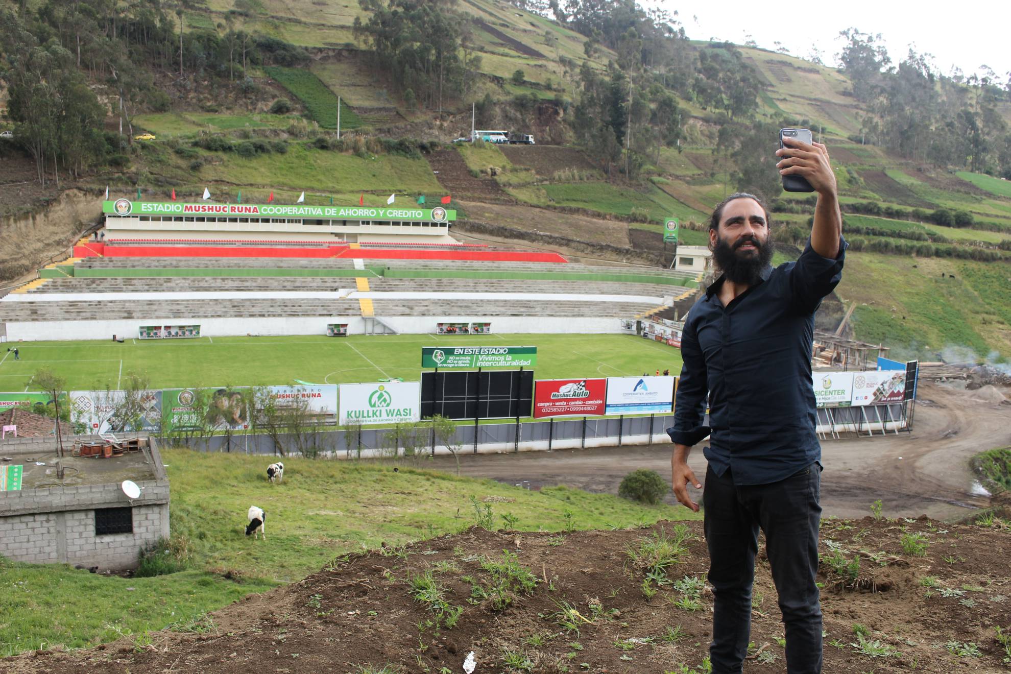 Juan Pablo Sorín se hace un selfie con el Estadio del Mushuc Runa de fondo.