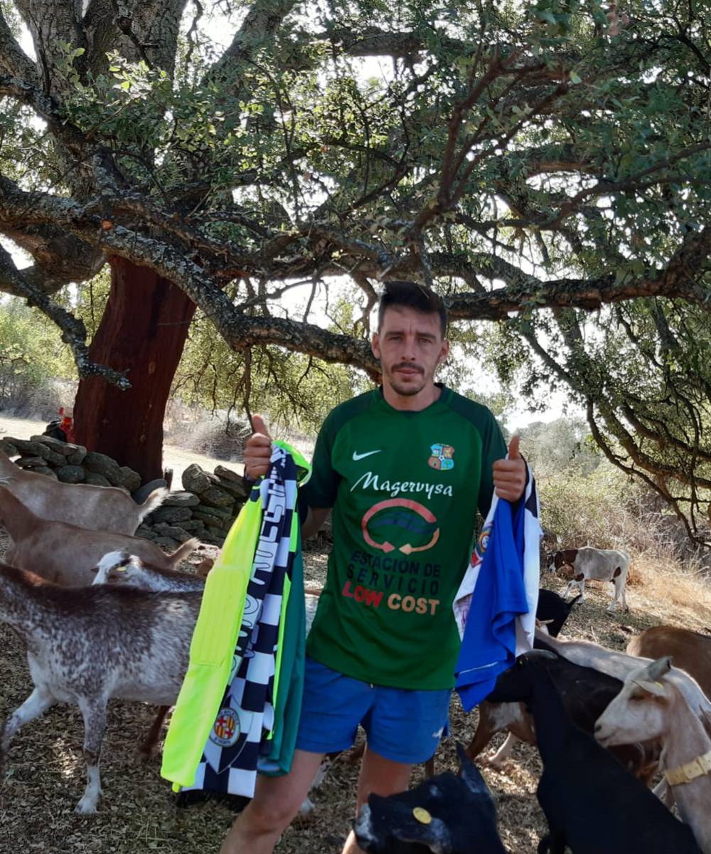 Camisetas de fútbol por quesos: la acción de un pastor para ayudar a niños autistas