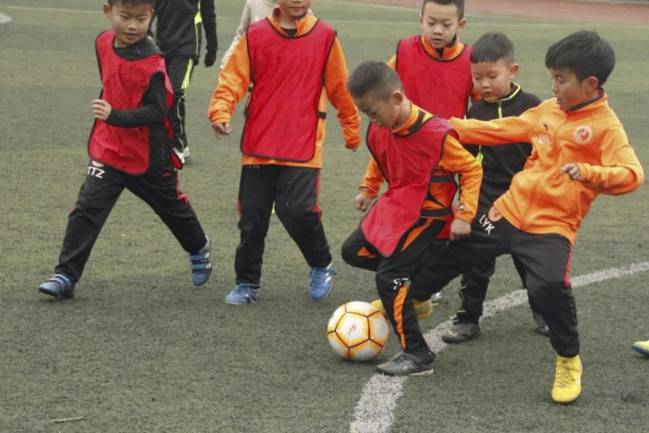 Niños de la escuela durante una clase de fútbol.