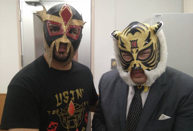 Black Avalon (izquierda), en su viaje a Japón, con Tiger Mask I "Satoru Sayama"