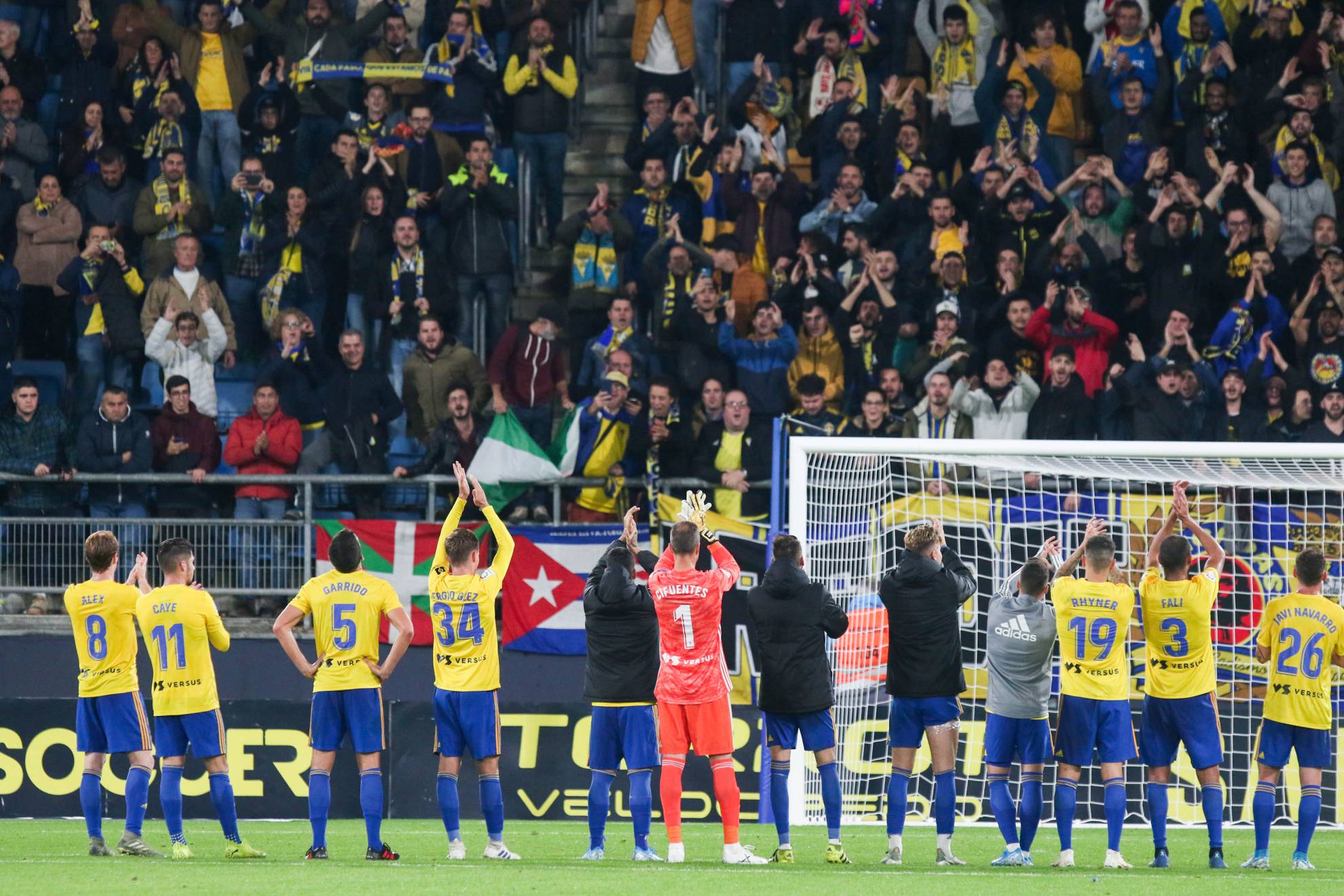 La plantilla del Cádiz saluda a su afición tras un partido.
