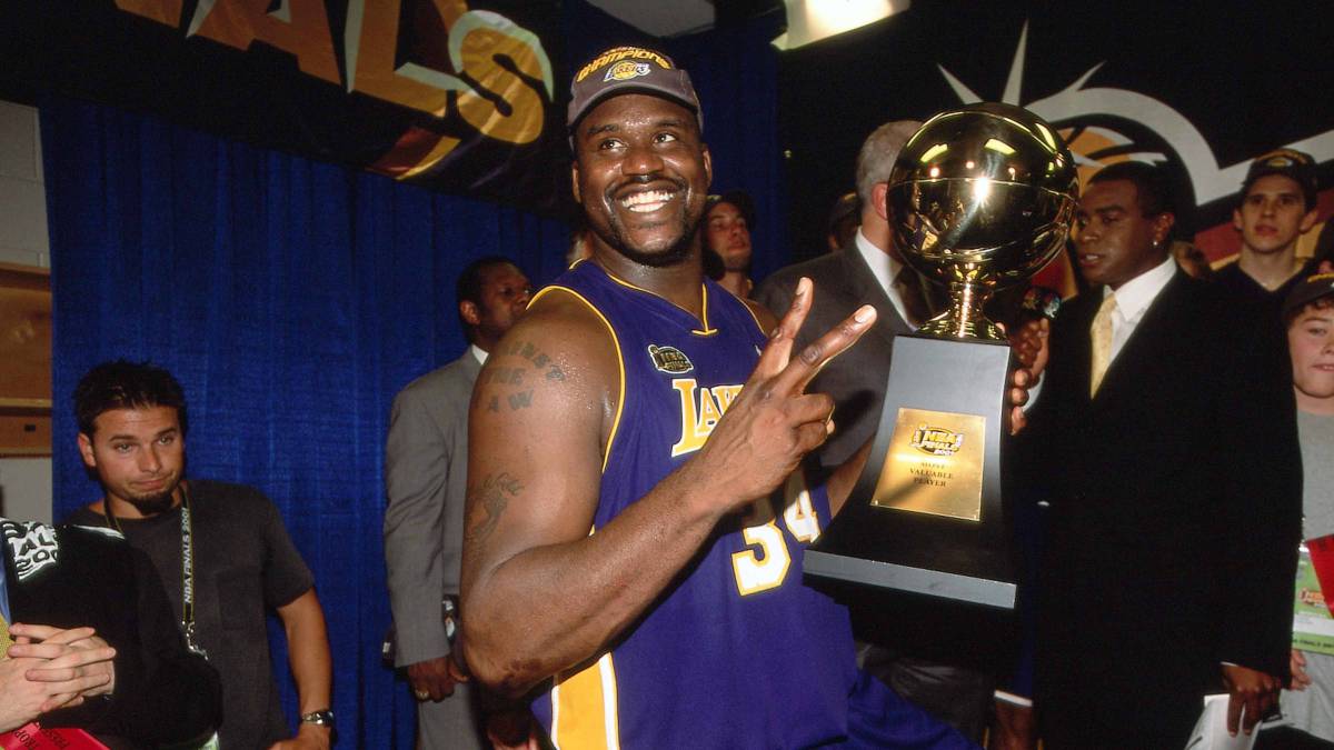 Shaquille con el título NBA 2001.