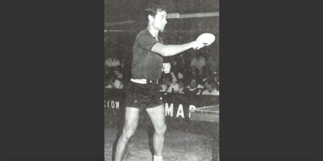 El tenismesista Luis Calvo compite en los campeonatos de Andalucía en 1984 con el equipo Confecciones Rumadi.