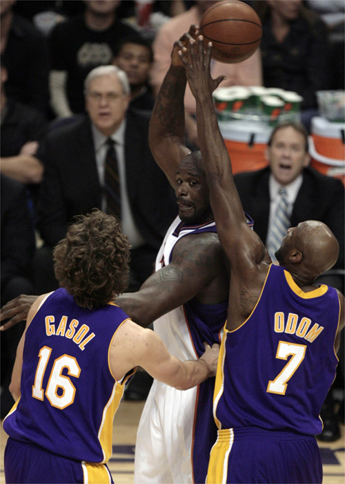 Bryant volvió a parar a O'Neal y Gasol dirigió a los Lakers