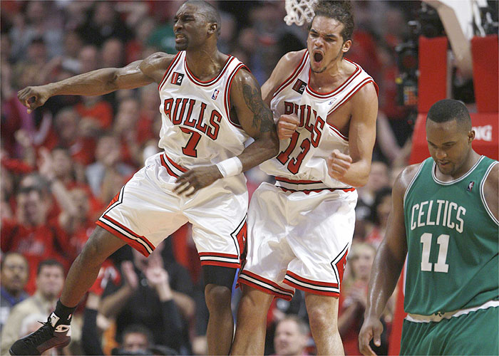 Rose recordó a Jordan y los Bulls empataron la serie