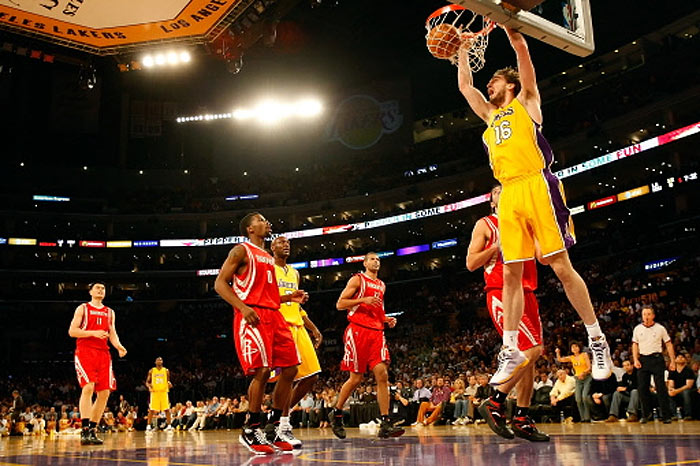 Los Lakers igualan entre expulsiones y bofetadas