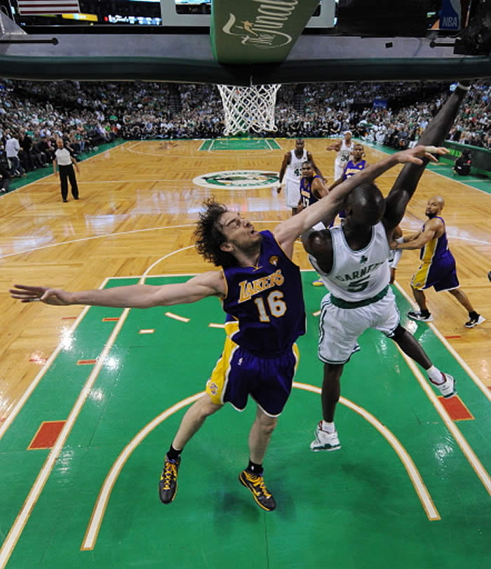 Los Lakers vuelven a la vida tras asaltar Boston